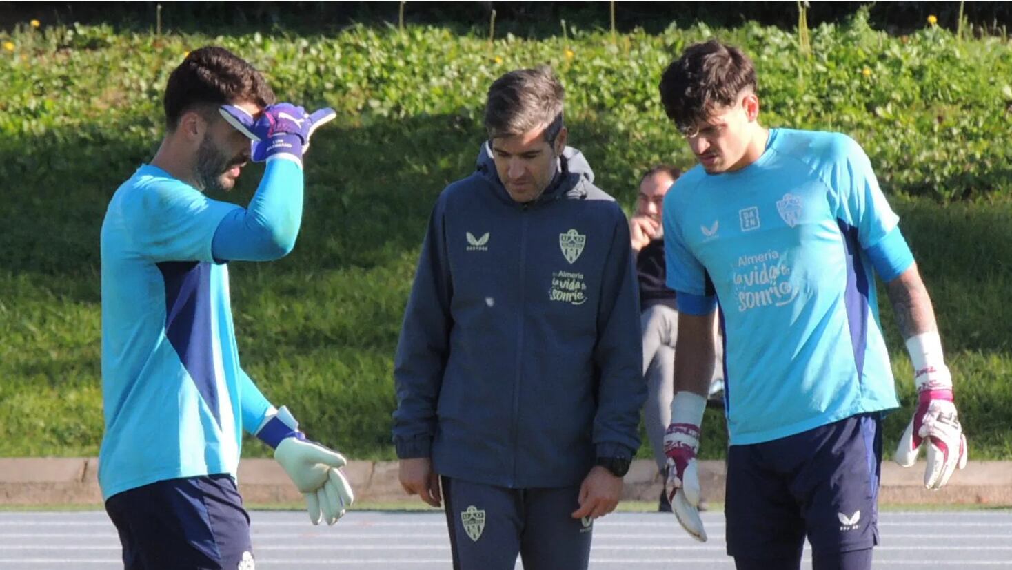 Luis Maximiano y Bruno Iribarne por un puesto en el once rojiblanco frente al Sevilla en la Copa del Rey.