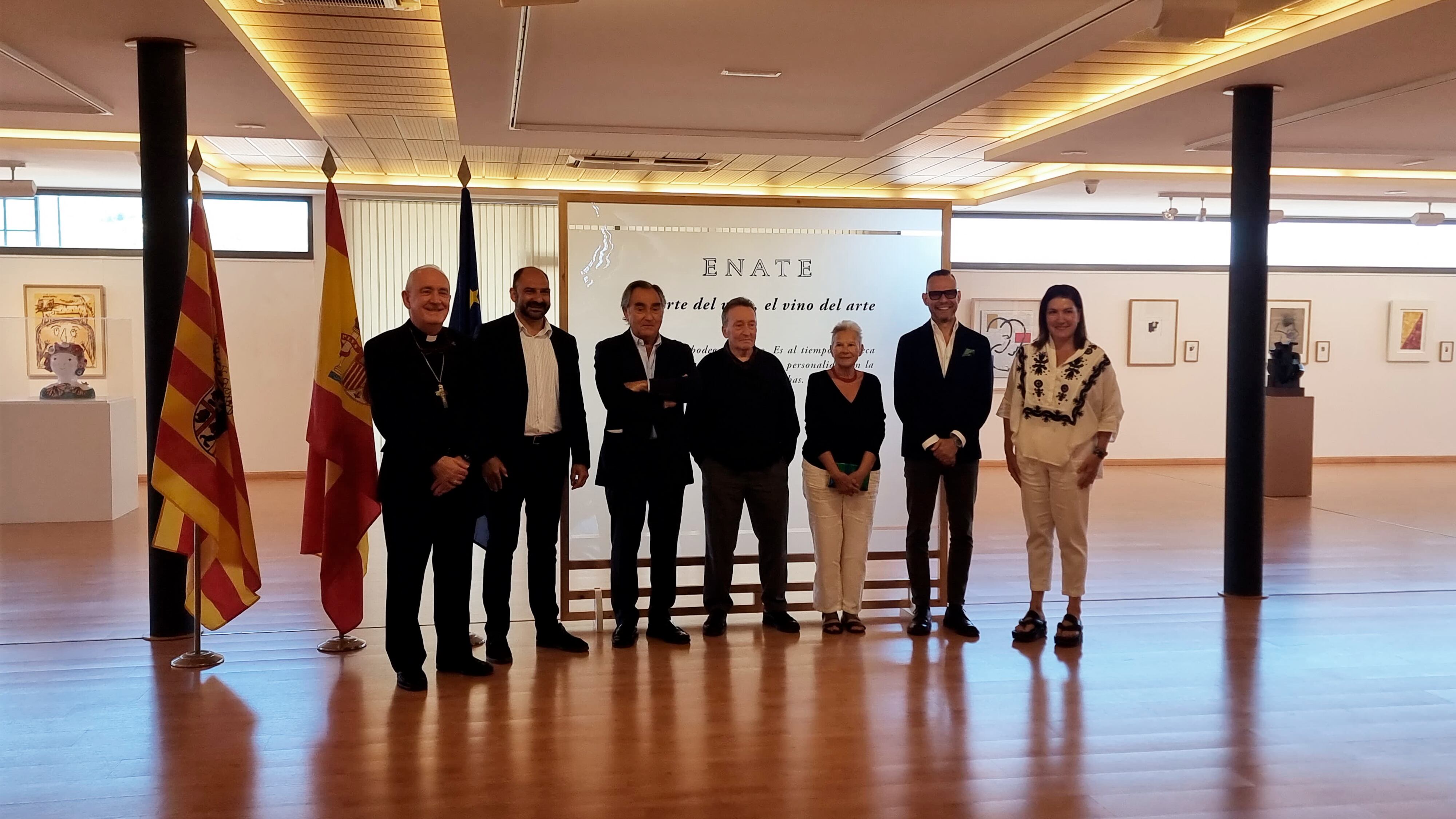 Foto de familia tras la inauguración de la exposición. Foto: ENATE