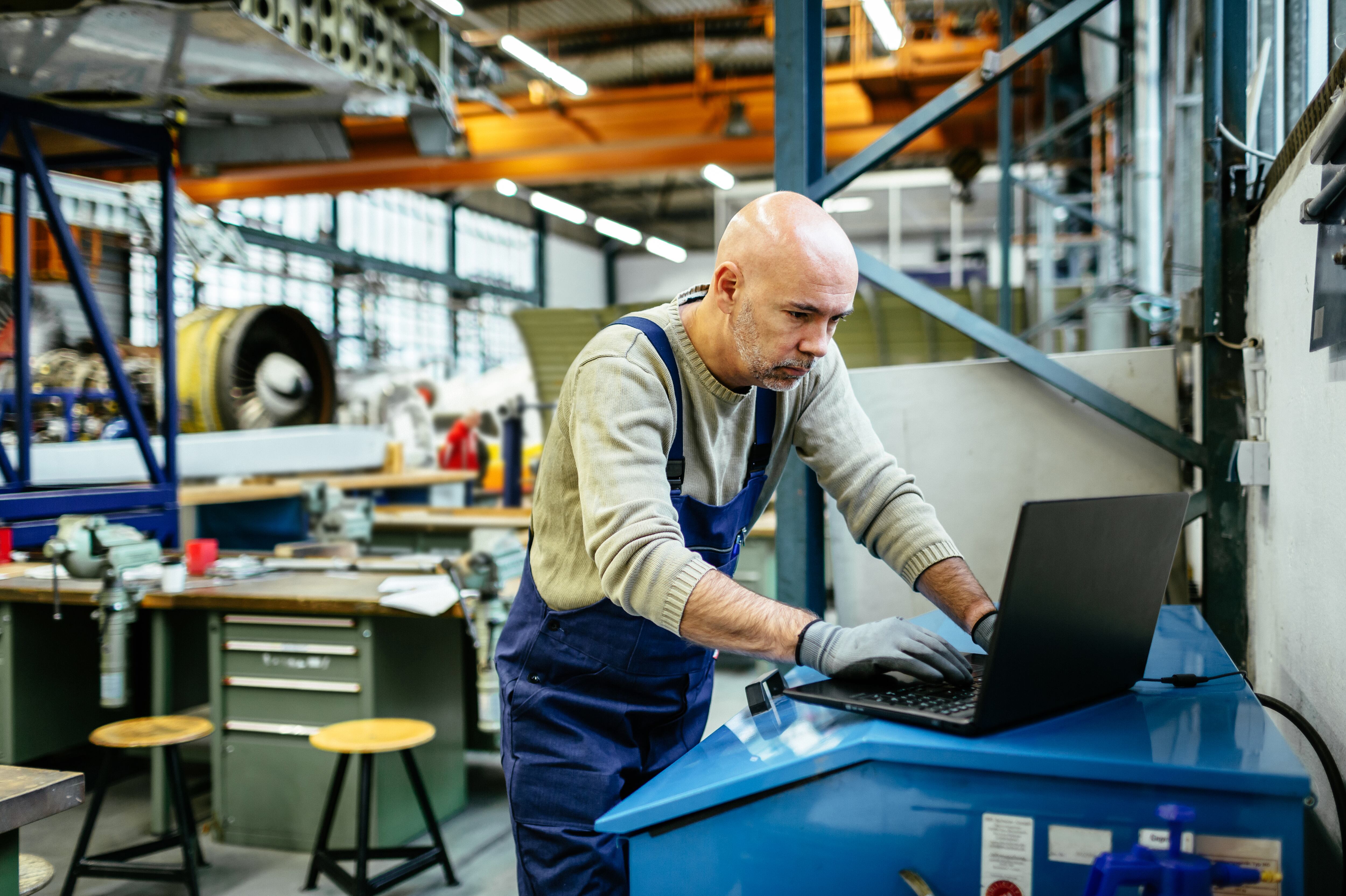Operario en un industria