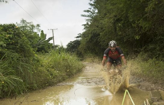 Un participante atraviesa uno de los complicados recorridos de la segunda etapa