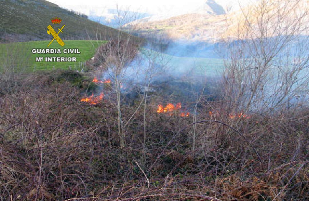 Incendio en la parte baja del monte Saja  