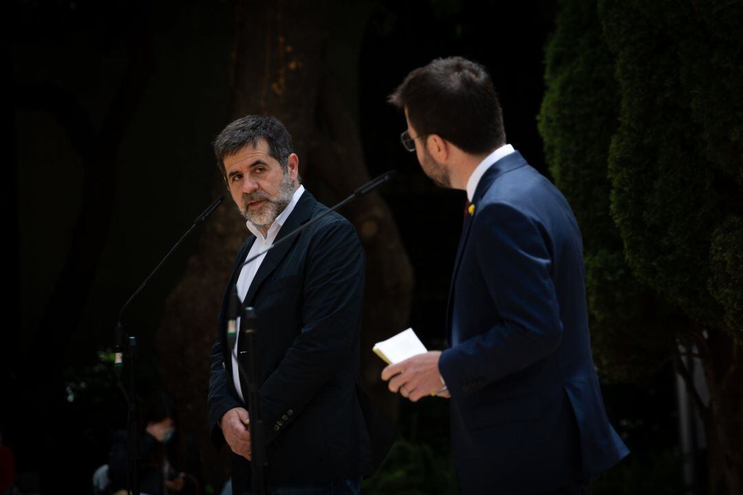 El president de la Generalitat en funciones, Pere Aragonès (d) y el secretario general de Junts, Jordi Sànchez (i) realizan una intervención conjunta, a 17 de mayo de 2021, en Barcelona, Catalunya (España).