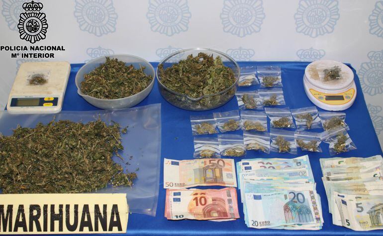 La Policía Nacional se ha incautado de marihuana y ha requisado dinero procedente de la venta de la droga