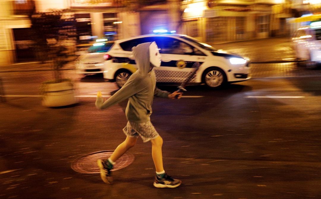 Un niño disfrazado corre por el centro de Valencia durante la noche en la que se celebra Halloween