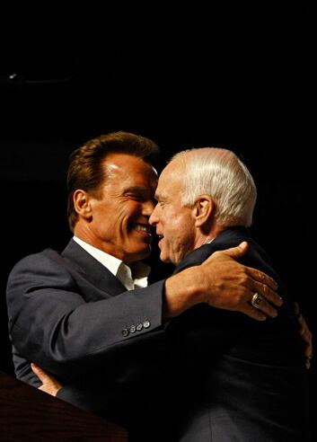 McCain compartió escenario con el gobernador Schwarzenegger, quien ha declarado que el candidato republicano lo tiene complicado, pero que en otras ocasiones ha demostrado hasta donde puede llegar