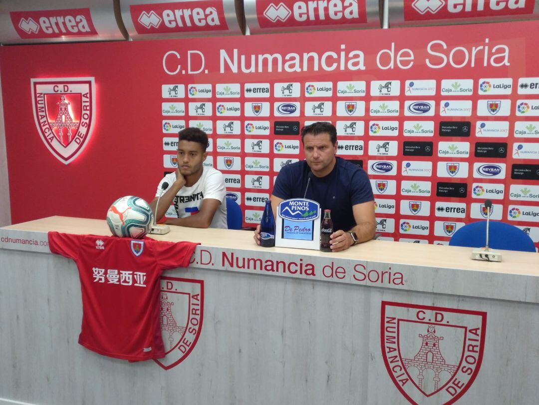 Antonio Otegui, junto a Palacios, en su presentación como nuevo jugador numantino.