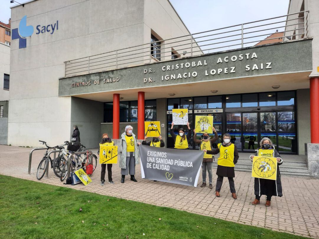 Activistas de Amnistía Internacional han protagonizado una protesta por los recortes en la atención primaria