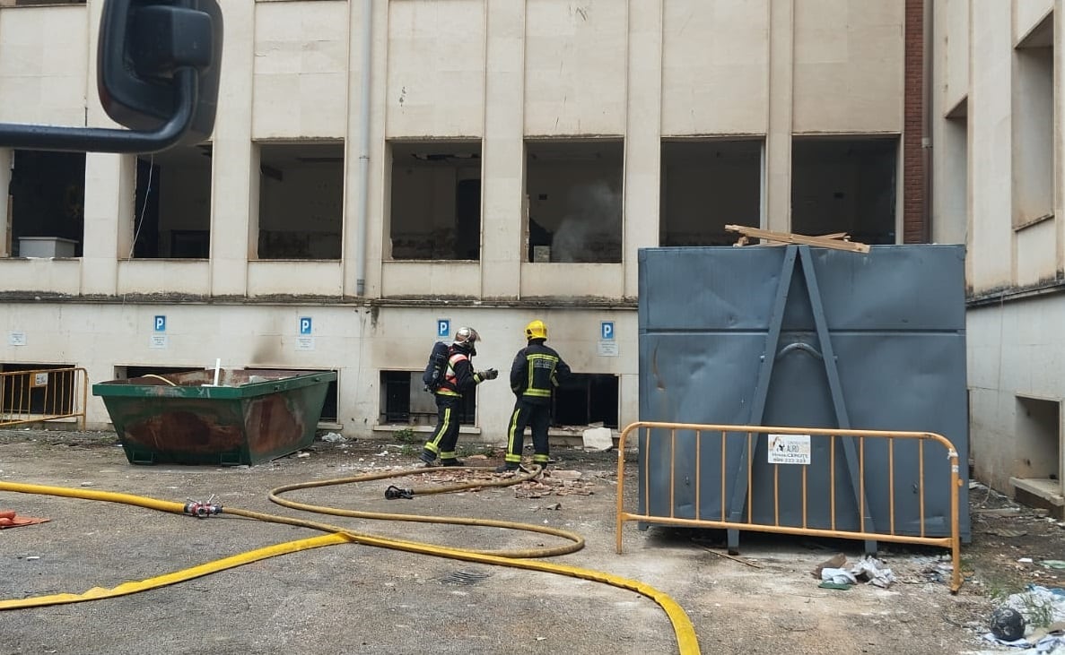 Los bomberos han trabajado para refrescar el sótano en el que estaba el fuego