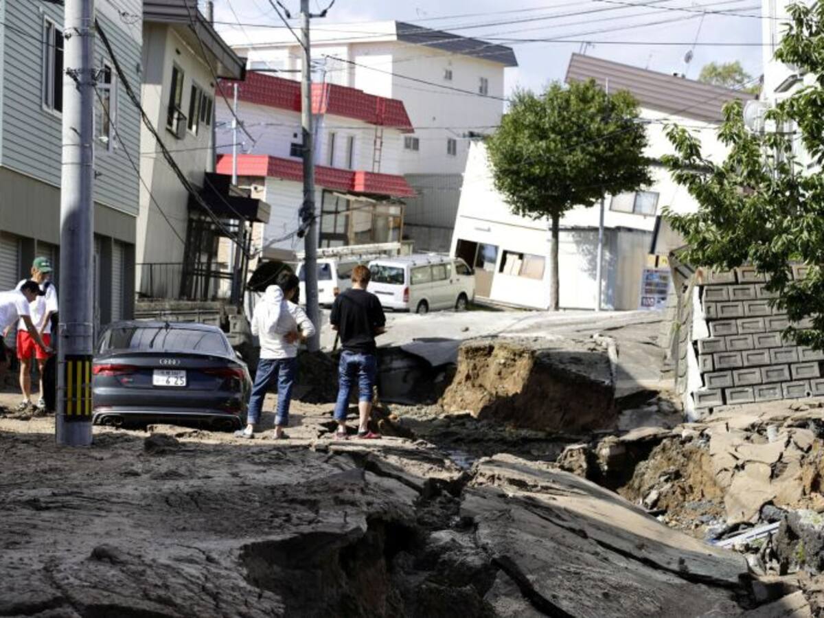 Más de una treintena de desaparecidos tras un fuerte terremoto en Japón
