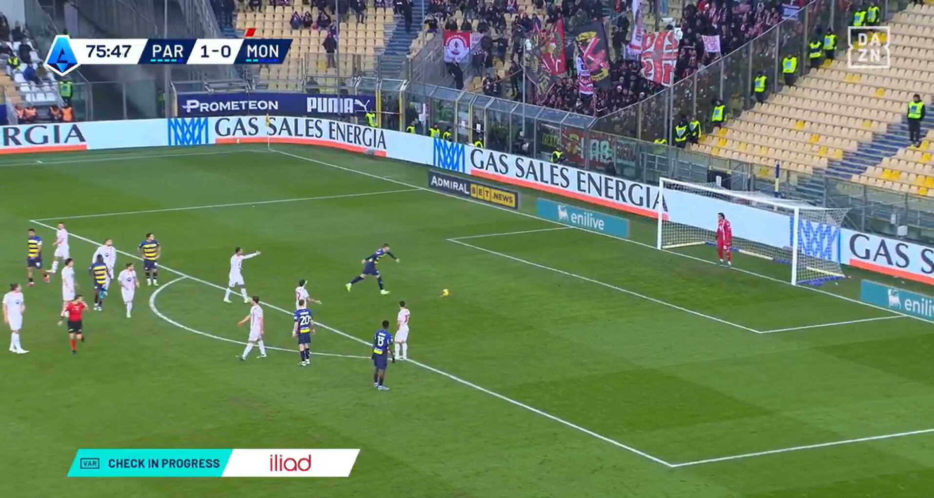 Adrian Benedyczak, jugador del Parma, anotó un penalti mientras el árbitro iba a verlo al VAR