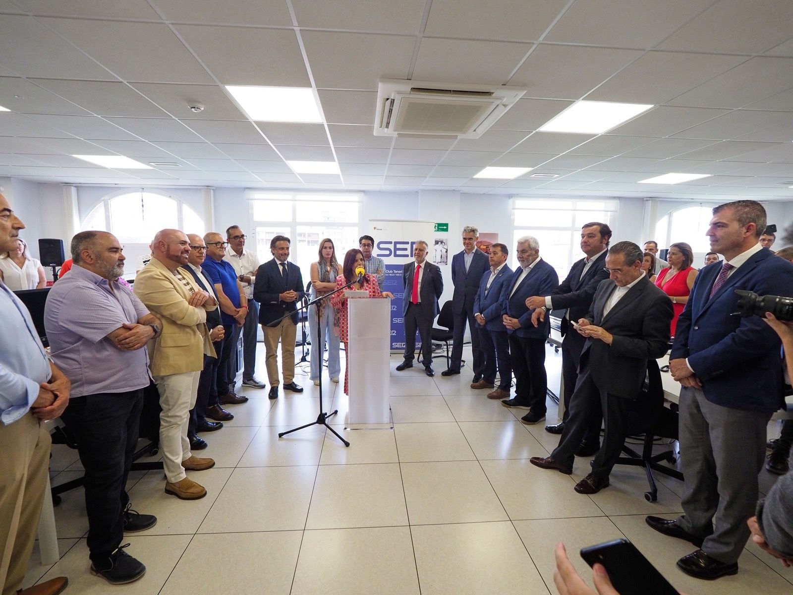 La directora general de La SER en Canarias, Lourdes Santana, da la bienvenida a las autoridades, empresarios y miembros de colectivos y colaboradores que asisten a la inauguración oficial de los nuevos estudios de Radio Club Tenerife