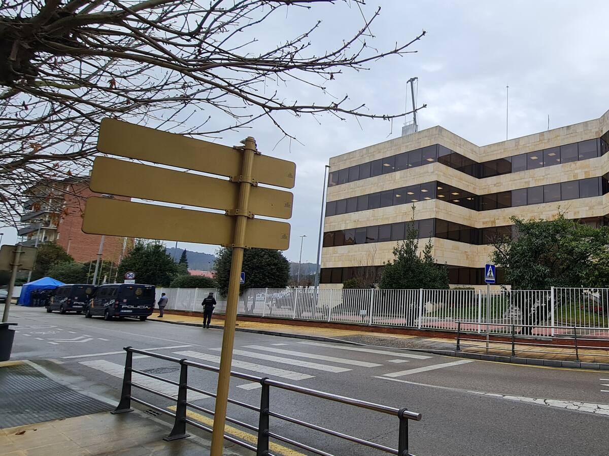 Unos veinte trabajadores entran con un "numeroso despliegue de antidisturbios" en Aspla Reocín