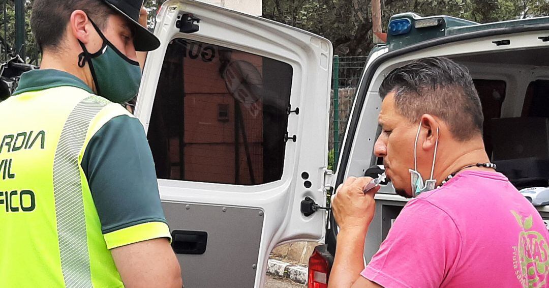 Una persona se somete al test de alcoholemia durante un control de la Guardia Civil.