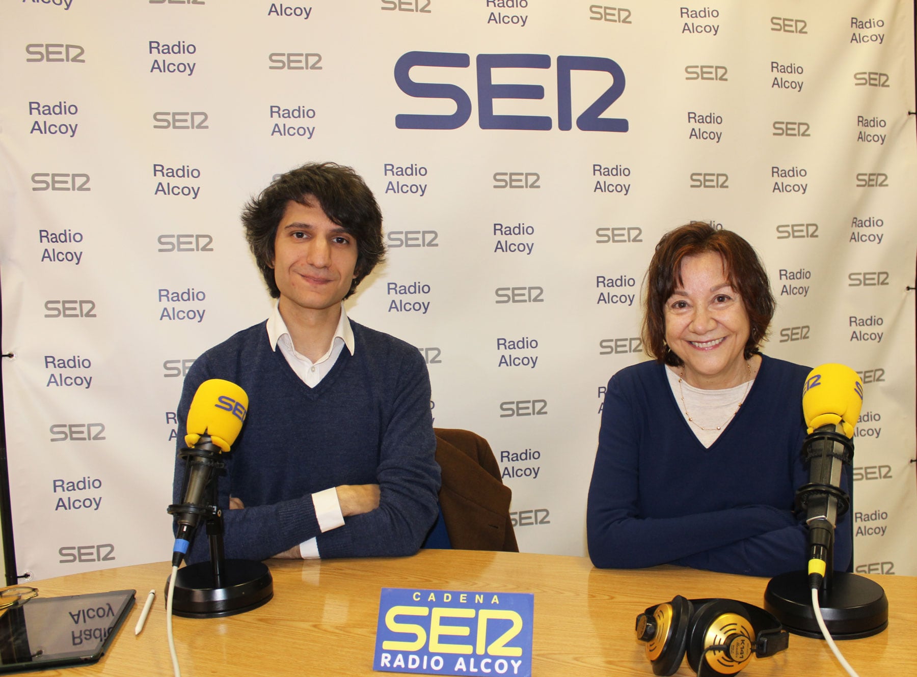 Isker Torrecillas y Teresa Gómez, en el estudio central de Radio Alcoy, en una imagen de archivo