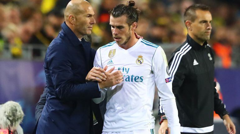 Gareth Bale abandona el terreno de juego en el partido de Champions entre el Real Madrid y el Borussia Dortmund.