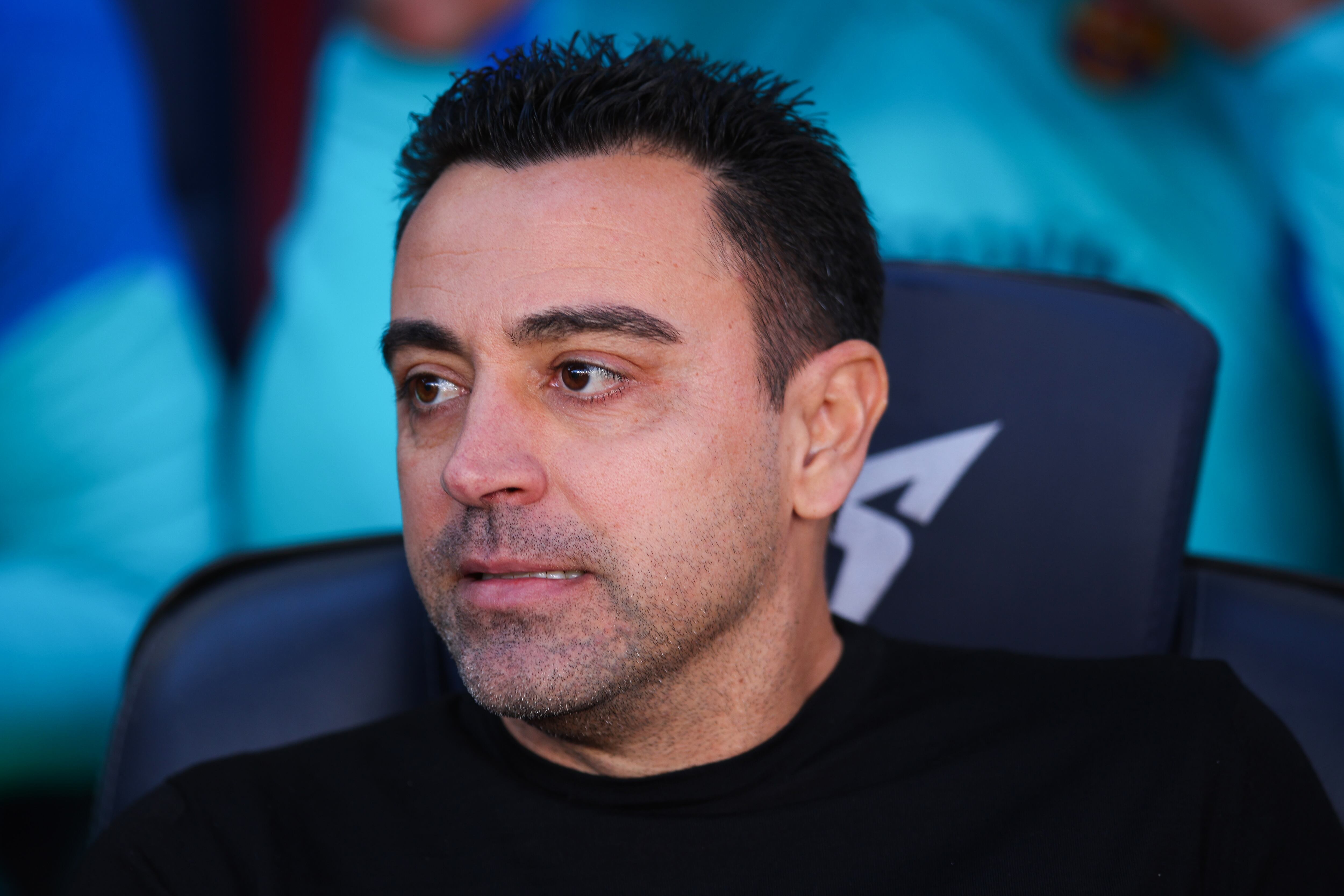 Xavi Hernández en el banquillo del Camp Nou durante el encuentro entre el FC Barcelona y el RCD Espanyol.