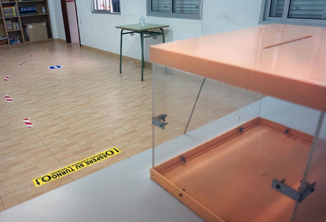 Una de las urnas instaladas en un colegio de la zona rural de Jerez