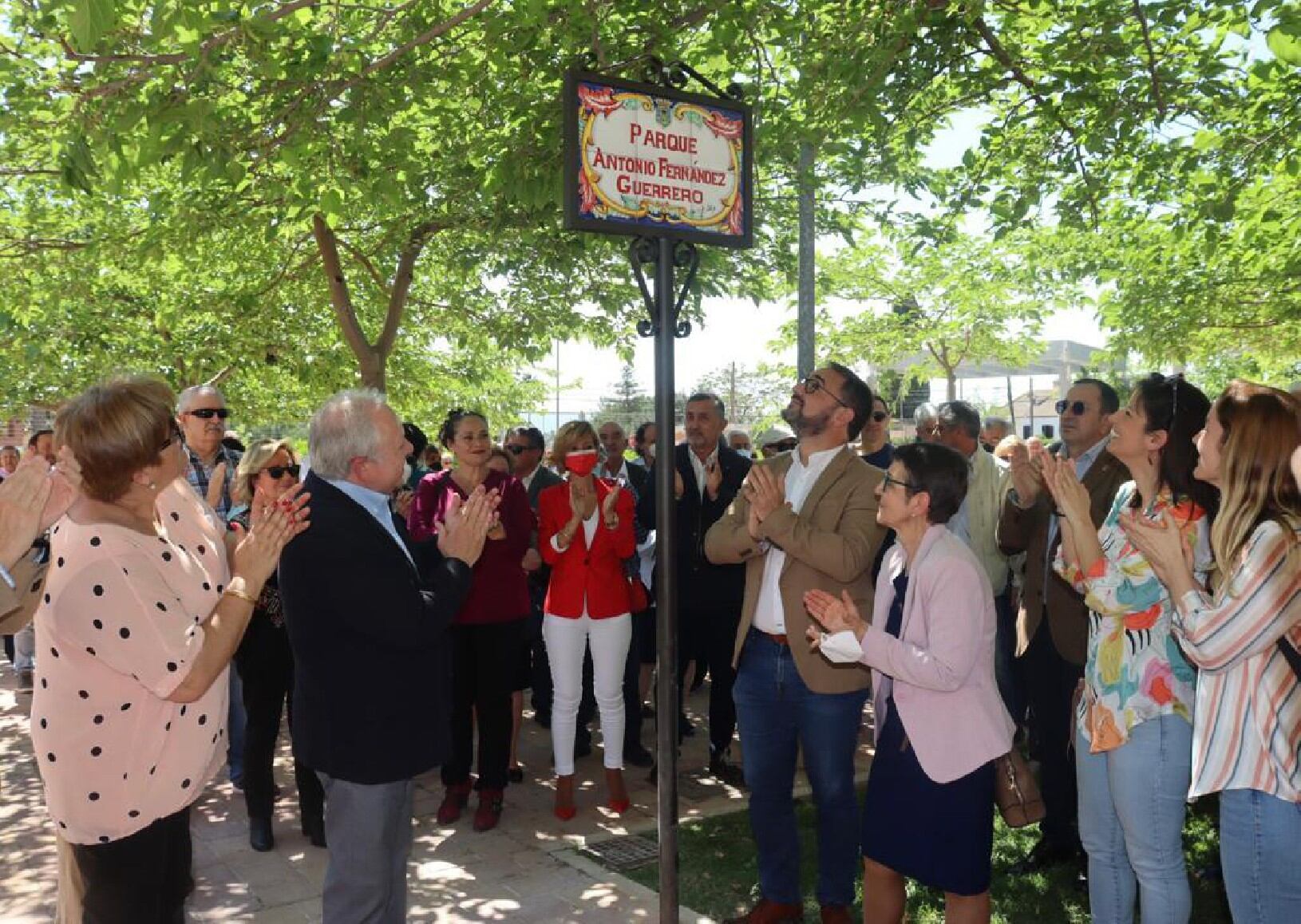 Inaugurado el ‘Parque Antonio Fernández Guerrero’ que lleva el nombre del fallecido ex secretario general de UGT Lorca en reconocimiento a su labor.