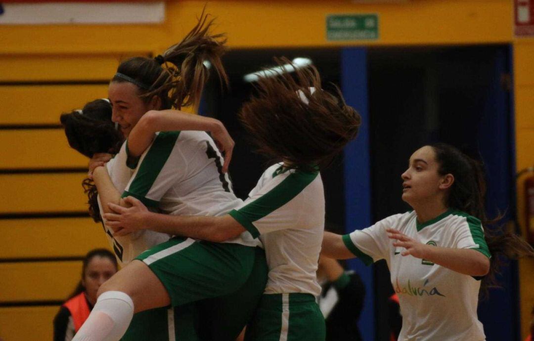 Las jugdoras de Andalucía celebrando un gol.