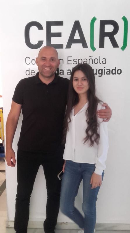 Lía y su padre, en el centro de refugiados de Cear, en Sevilla.