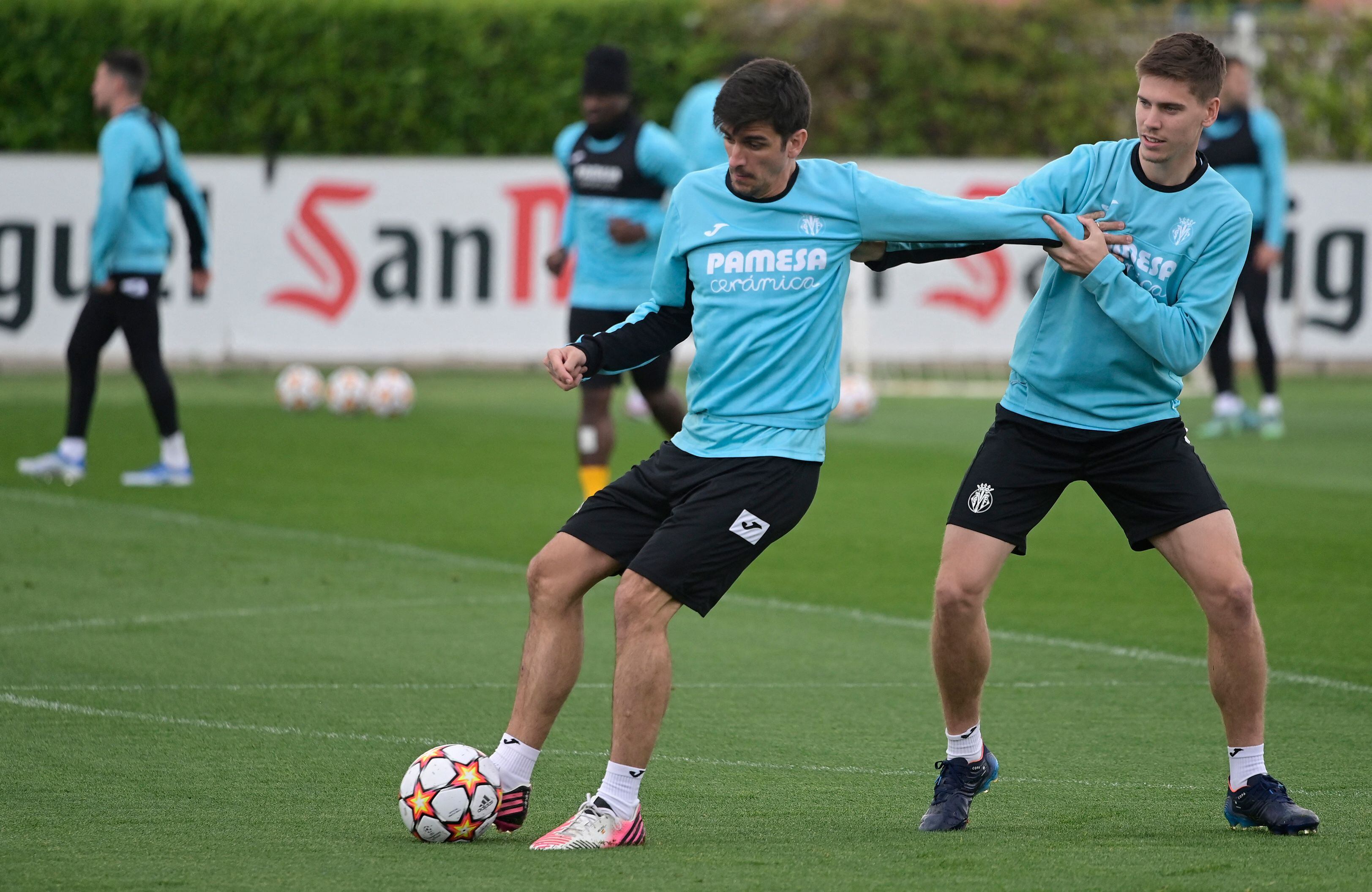 Gerard Moreno y Juan Foyth, en un entrenamiento con el Villarreal