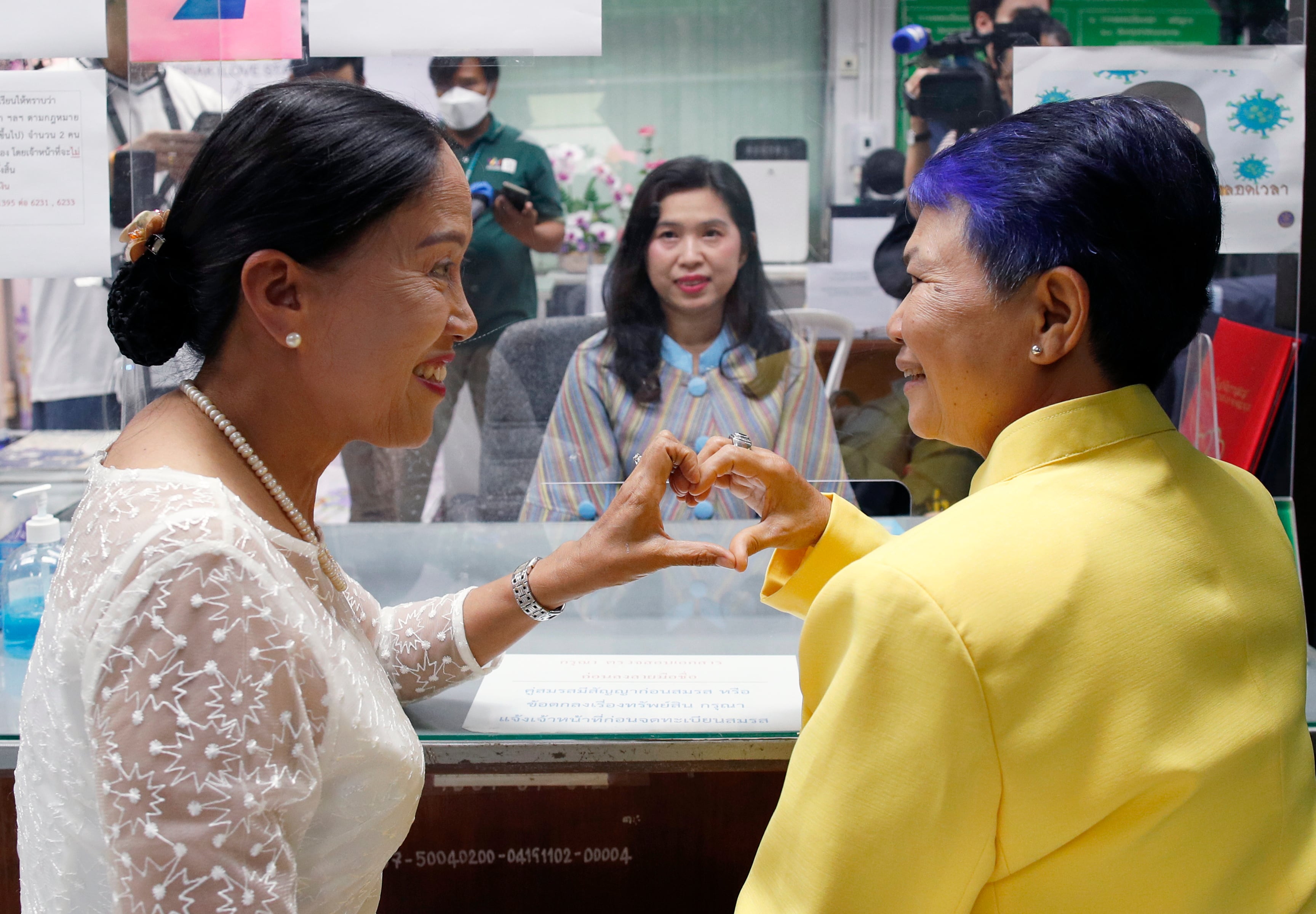 Centeneras de parejas participan en una boda colectiva en un centro comercial de Bangkok.