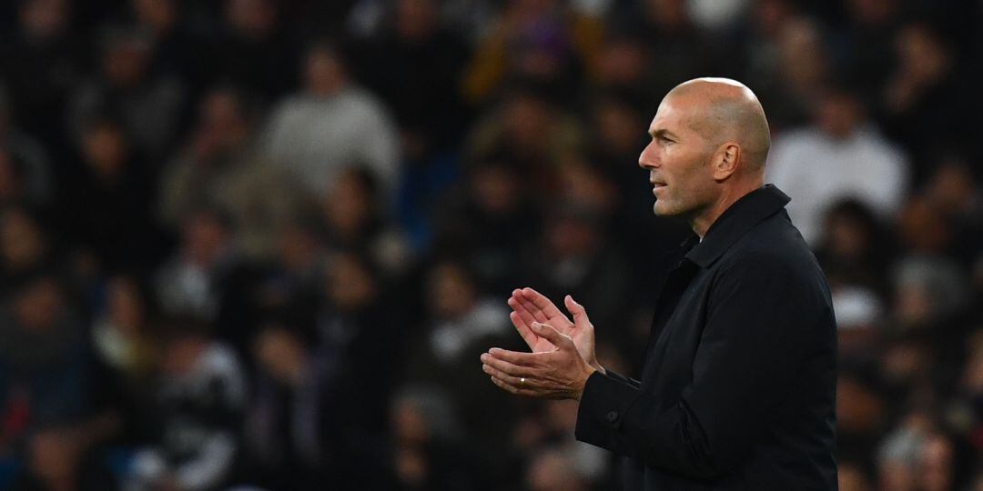 Zinedine Zidane aplaude a su equipo durante un partido en el Bernabéu