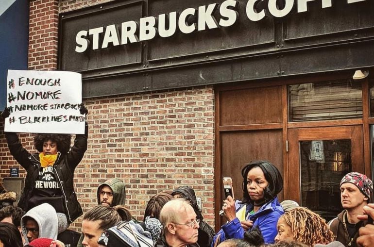 Protestas a las puertas del Starbucks en el que dos hombres negros fueron detenidos por no consumir nada