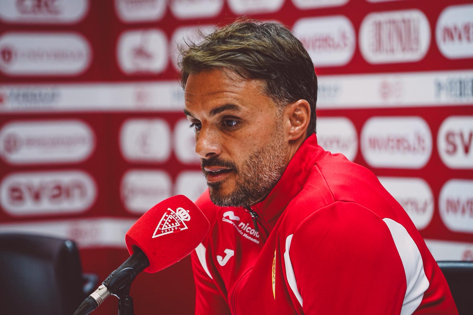 Pedro León en la sala de prensa del Enrique Roca