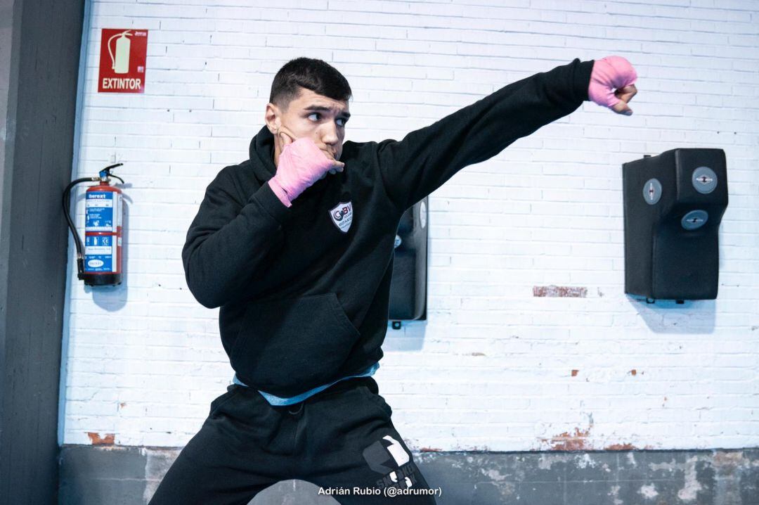 El púgil vallisoletano se prepara en casa