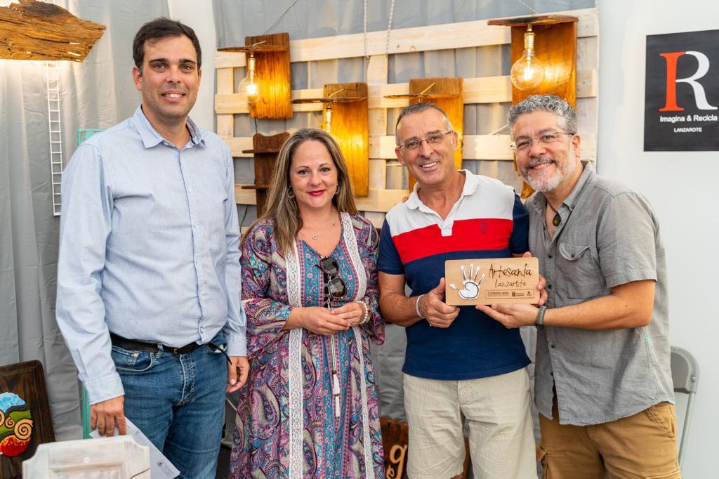 Alberto Aguiar y Carmen Guadalupe, consejeros de Cultura y Artesanía del Cabildo de Lanzarote, junto a los artesanos Ramón Machín e Isaac Ramos.