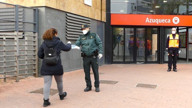 Reparto mascarillas en Renfe Azuqueca