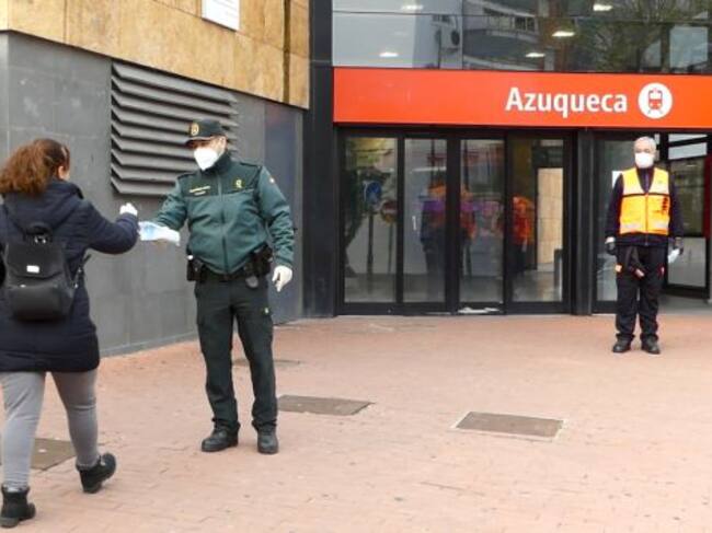 Reparto mascarillas en Renfe Azuqueca