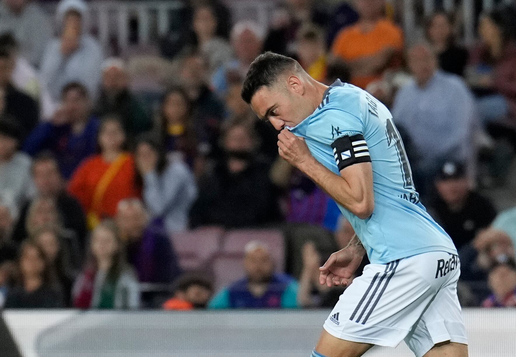 BARCELONA, 10/05/2022.- El delantero del Celta, Iago Aspas, celebra el primer gol del equipo gallego durante el encuentro correspondiente a la jornada 36 de primera división que disputan hoy martes frente al FC Barcelona en el estadio del Camp Nou, en Barcelona. EFE / Alejandro García.
