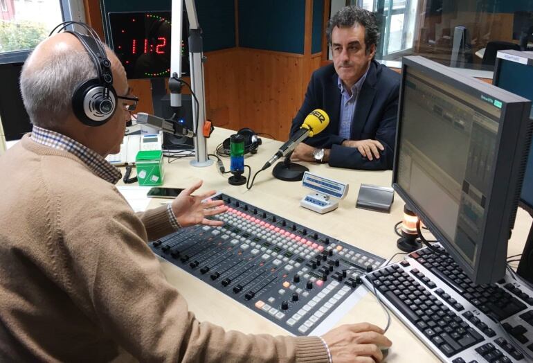 Francisco Martín entrevistado por Pedro Aresti en el estudio de la Ventana 