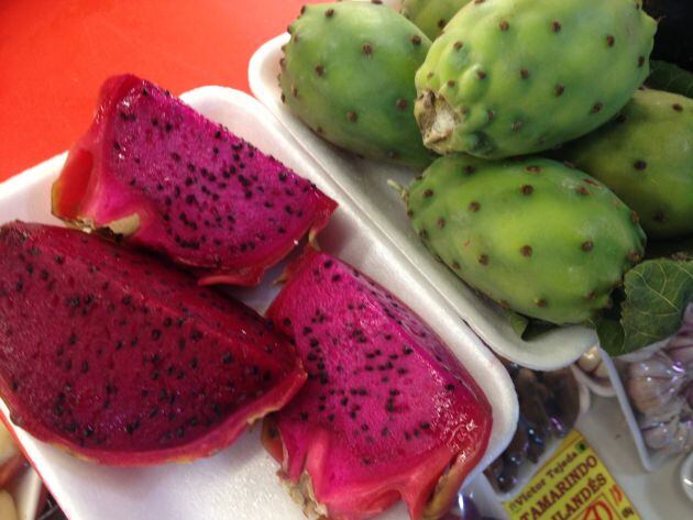 Pitayas cortadas (izquierda) y tunos (derecha).