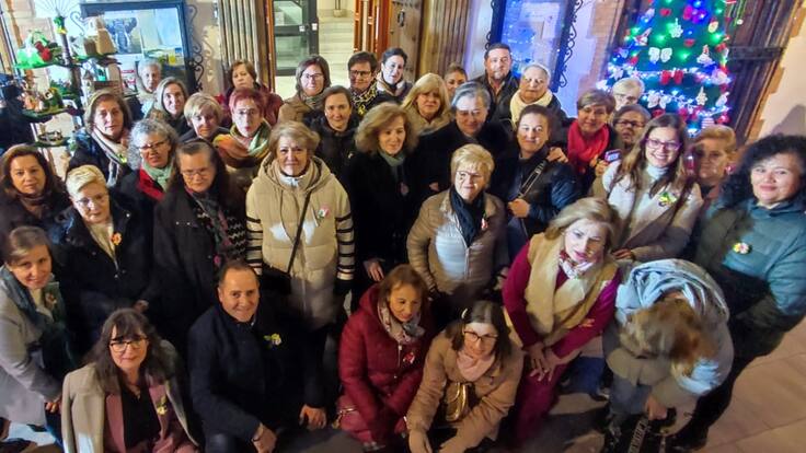 El ‘Árbol de Magina’ genera la admiración de vecinos y vecinas, una iniciativa dentro del proyecto ‘Enganchadas por un Hilo’ en su cuarta edición