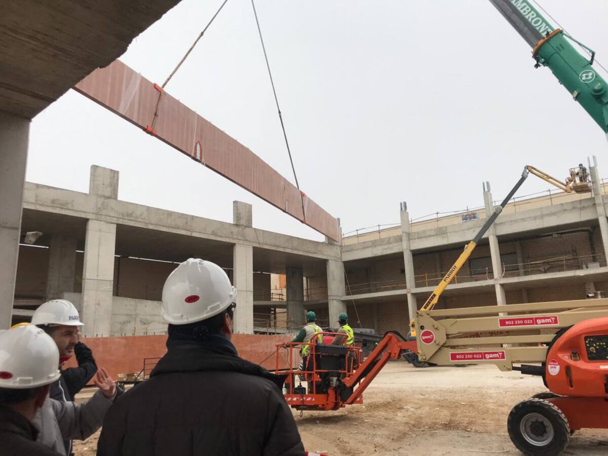 Comienza la colocación de las grandes vigas del Pabellón Ferial