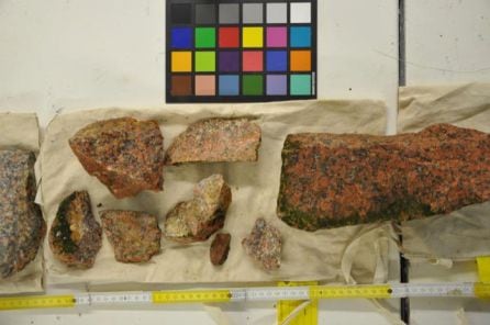 Muestras de rocas de la isla Sif con una escala de color adyacente