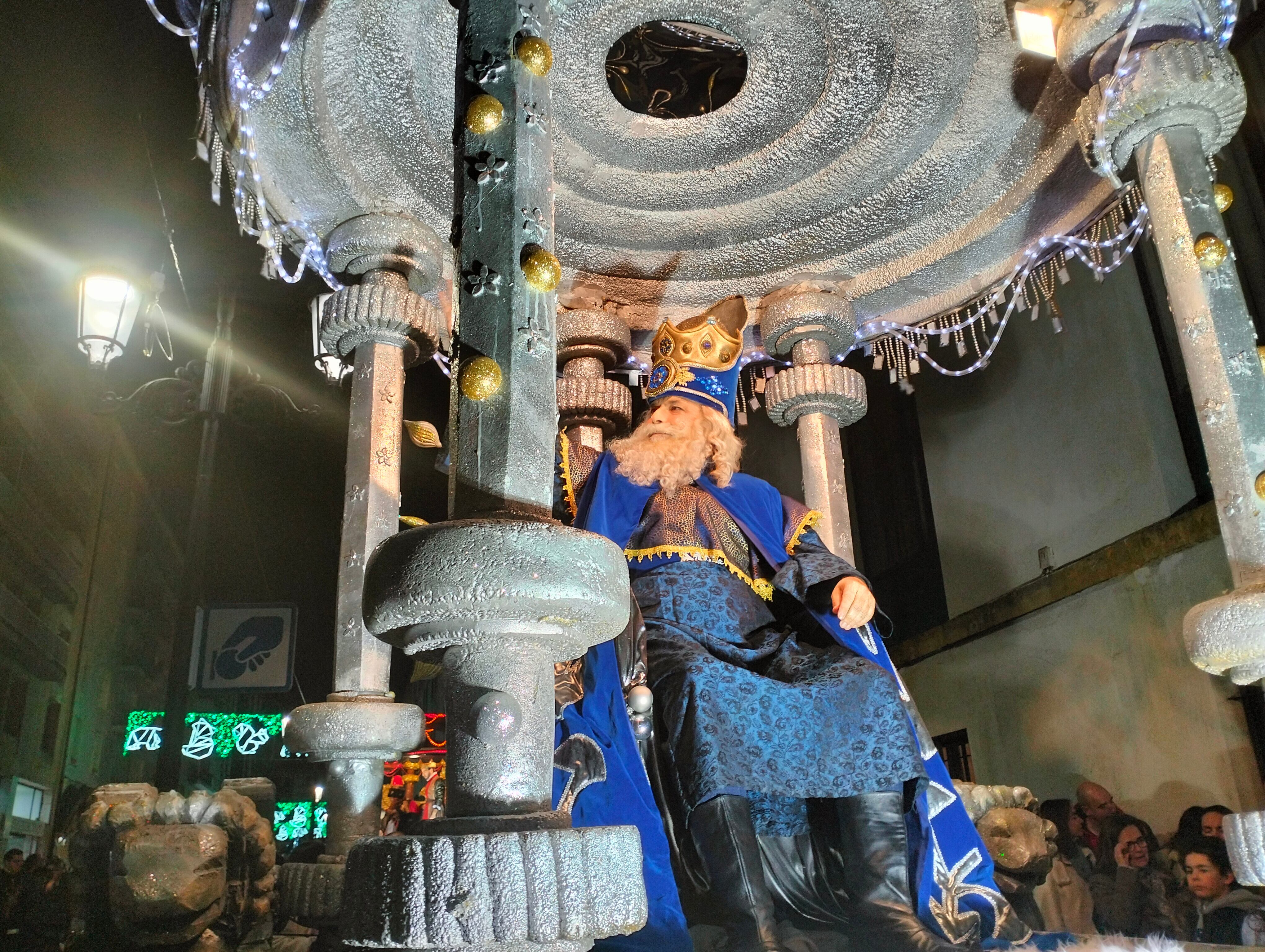 El Rey Melchor saluda desde su carroza en la Cabalgata de Oviedo