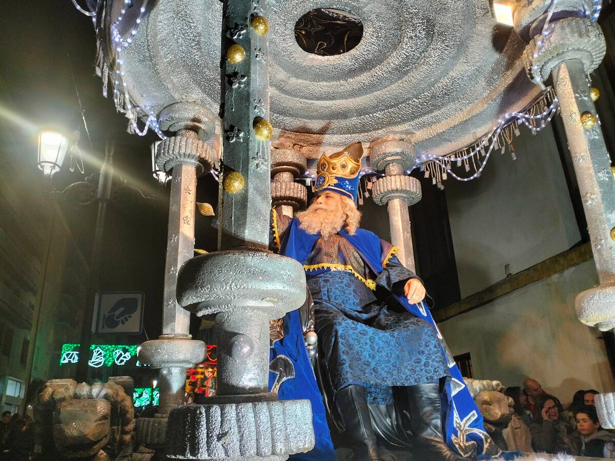 Los Reyes Magos se dan un baño de multitudes durante su Cabalgata por las calles de Oviedo