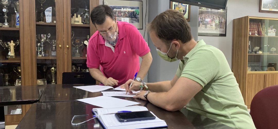 El presidente provincial del PP de Jaén, Erik Domínguez, ha mantenido un encuentro con el director general de Aprosoja, Manuel Martínez.