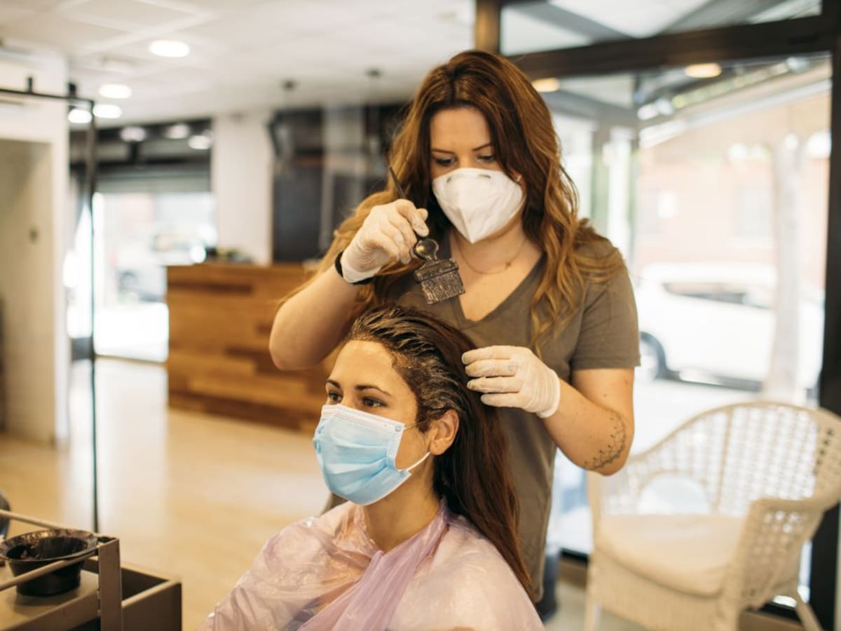 ¿Es mejor utilizar dos mascarillas juntas para protegerse de los aerosoles del coronavirus?