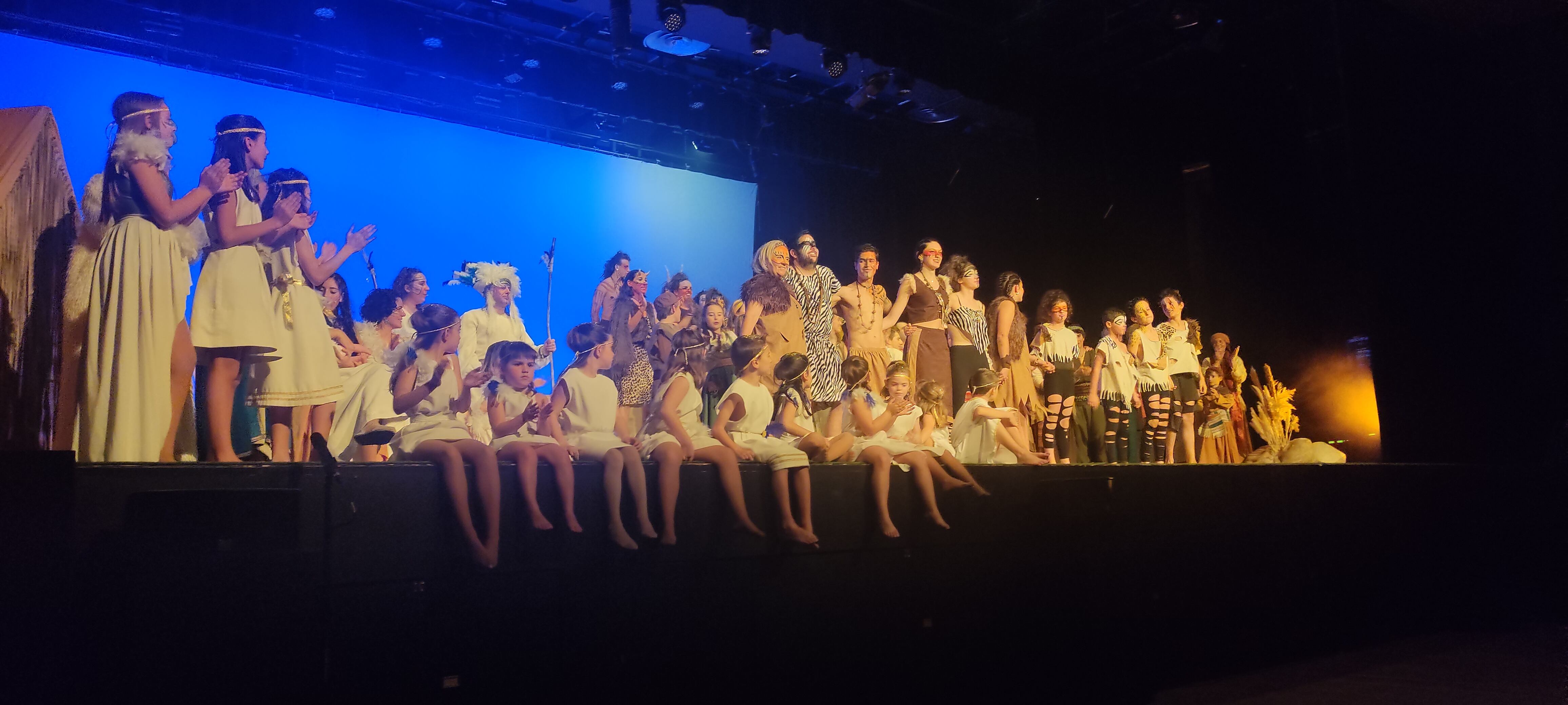 Final de la representació dels Pastorets de Sant Julià que enguany han canviat d'escenari, a la Sala del Prat del Roure, a causa de l'incendi del Centre cultural lauredià.