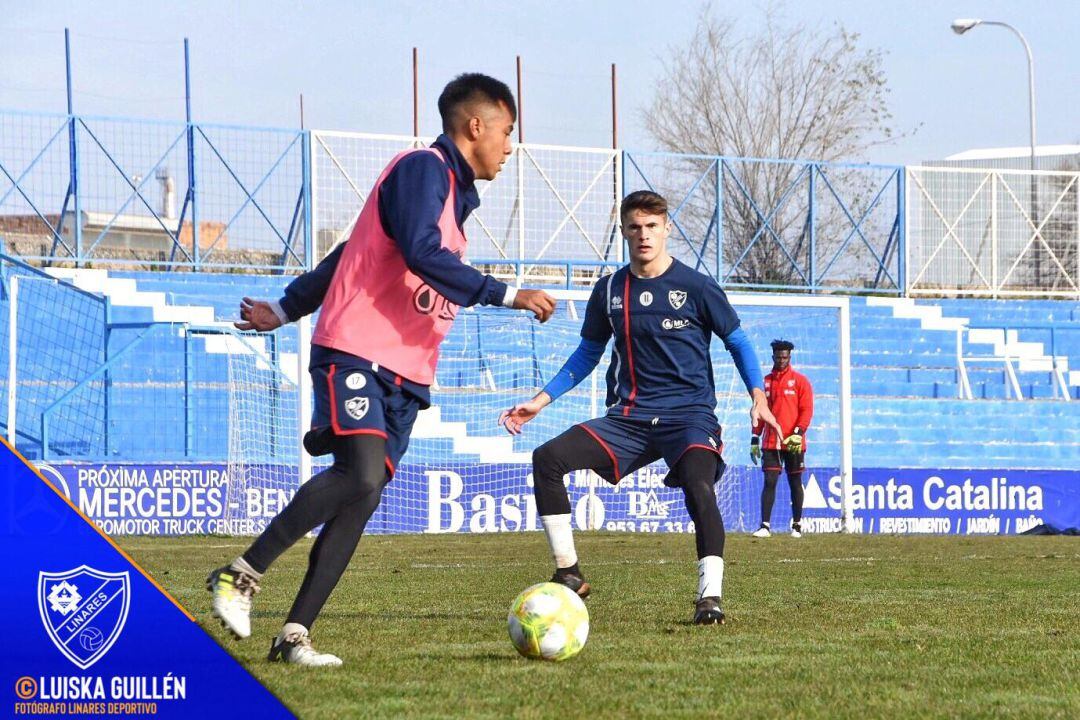 Alan y Chinchilla, con Razak de fondo, en un entrenamiento azulillo