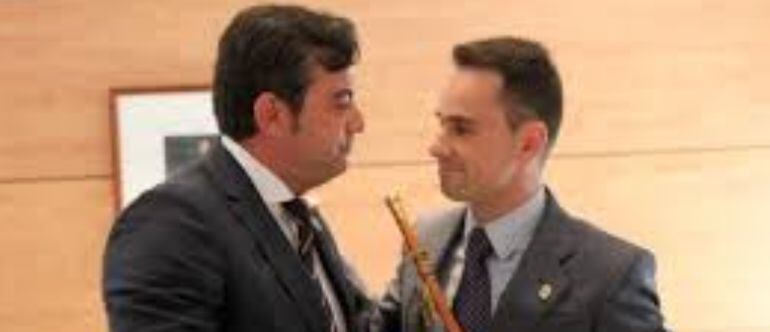 El popular Jaime Celada (izquierda) cediendo el bastón de mando al socialista José García Salinas (derecha)