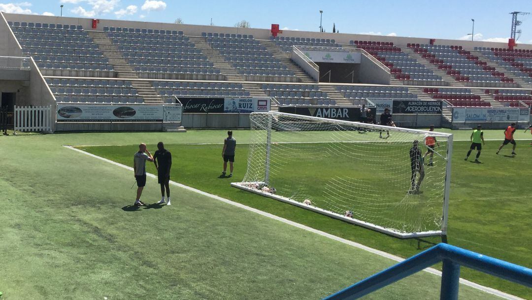 Láinez charla con Chrisantus al acabar un entrenamiento