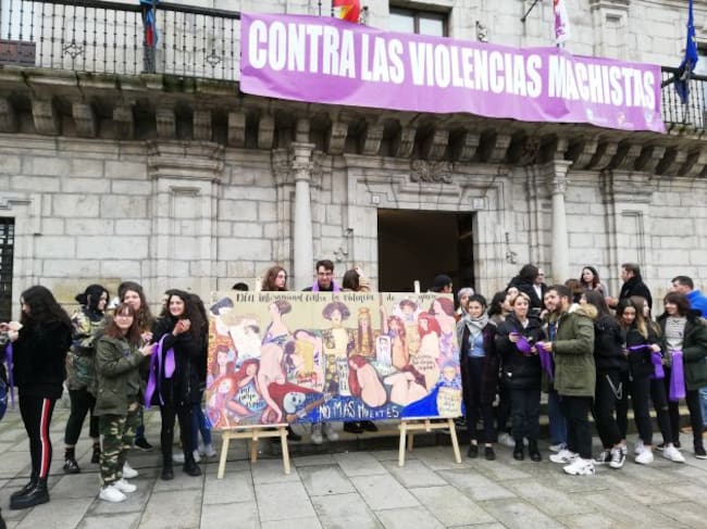 Alumnos del Bachillerato de Bellas Artes, autores del mural contra la violencia de género expuesto en la plaza del Ayuntamiento