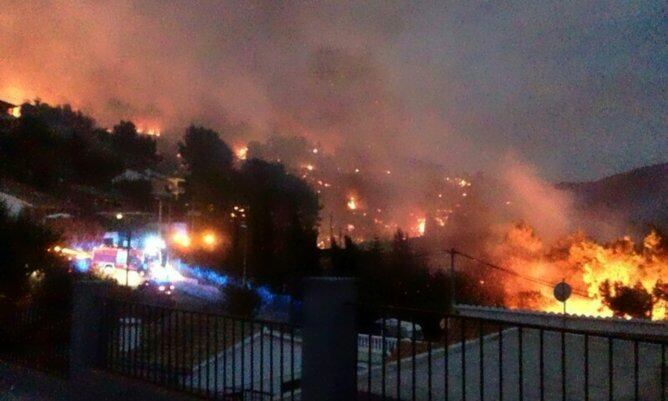 Imatge del foc que crema entre Vallirana i Begues, al Baix Llobregat