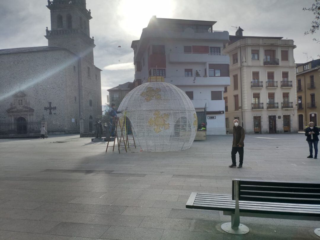 Comienza la instalación de la iluminación navideña de Ponferrada